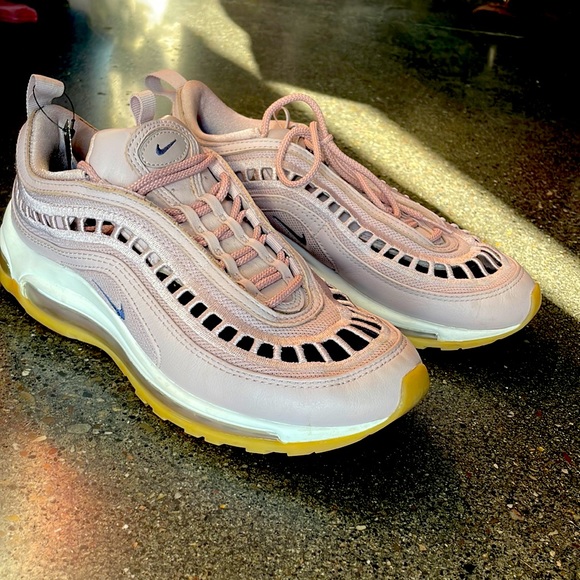 Nike athletic sneaker - Picture 1 of 4